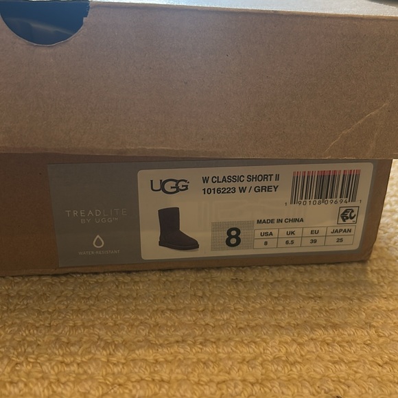 Uggs Classic Short II in Grey - Size 8 - Picture 11 of 12